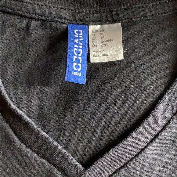 Basic vneck black tee - Picture 3 of 3